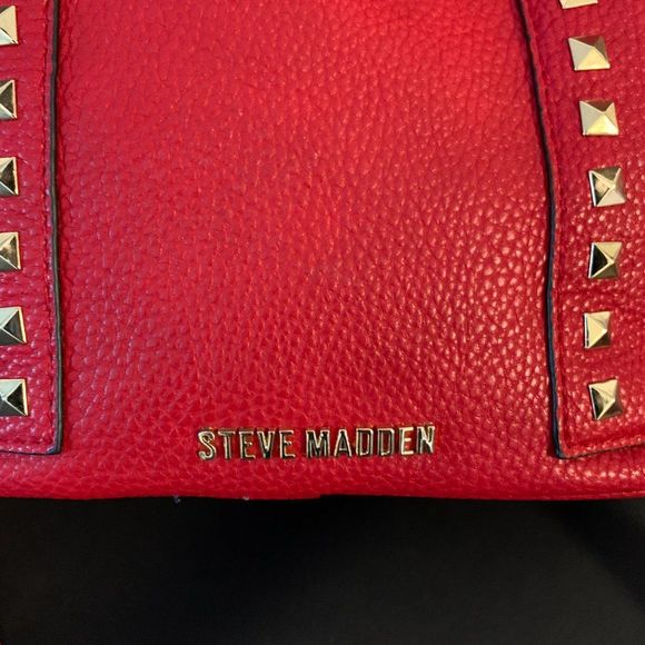 Steve Madden B Tammie Red Bucket Purse with half disc tassel hoop earrings - Picture 7 of 12